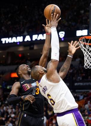 Miami Heat center Bam Adebayo (L) blocks a shot by Los Angeles Lakers forward LeBron James (R) during the second half of the NBA, Basketball Herren, USA basketball game between the Miami Heat and the Los Angeles Lakers at FTX Arena in Miami, Florida, USA, 23 January 2022. Los Angeles Lakers at Miami Heat !ACHTUNG: NUR REDAKTIONELLE NUTZUNG!  Copyright: xRHONAxWISEx AME742 20220124-680dea1f56f2a868594a148e023580b1463eadb5