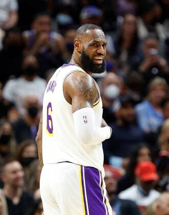 Los Angeles Lakers forward LeBron James (R) reacts during a NBA, Basketball Herren, USA basketball game, between the Miami Heat and the Los Angeles Lakers, at FTX Arena in Miami, Florida, US, 23 January 2022. Los Angeles Lakers at Miami Heat !ACHTUNG: NUR REDAKTIONELLE NUTZUNG!  Copyright: xRHONAxWISEx AME728 20220124-780af67e1adeca2412bf49d29d6e4de39657ec74
