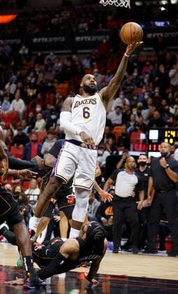 Los Angeles Lakers forward LeBron James (R) shoots over Miami Heat guard Gabe Vincent (R) during the second half of the NBA, Basketball Herren, USA basketball game between the Miami Heat and the Los Angeles Lakers at FTX Arena in Miami, Florida, USA, 23 January 2022. Los Angeles Lakers at Miami Heat !ACHTUNG: NUR REDAKTIONELLE NUTZUNG!  Copyright: xRHONAxWISEx AME740 20220124-cfa7bbf7d5aaa707fb8fdf8e0b0116b974a06e36