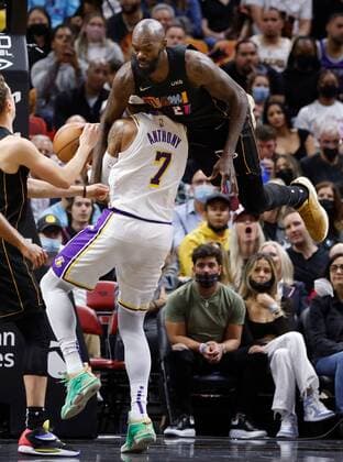 Miami Heat center Dewayne Dedmon (R) fouls Los Angeles Lakers forward Carmelo Anthony (L) during a NBA, Basketball Herren, USA basketball game, between the Miami Heat and the Los Angeles Lakers, at FTX Arena in Miami, Florida, US, 23 January 2022. Los Angeles Lakers at Miami Heat !ACHTUNG: NUR REDAKTIONELLE NUTZUNG!  Copyright: xRHONAxWISEx AME723 20220124-f61a3e267e27502ccedc05f7300c6bfdb9b40af8