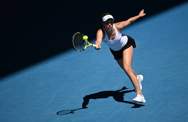 TENNIS AUSTRALIAN OPEN, Danielle Collins of the USA in action during her 4th round match against Elise Mertens of Belgium on Day 8 of the Australian Open, at Melbourne Park, in Melbourne, Monday, January 24, 2022. ( NO ARCHIVING, EDITORIAL USE ONLY, NO USE IN BOOKS WITHOUT CONSENT MELBOURNE VIC AUSTRALIA  Copyright: xDAVExHUNTx 20220124001616439499