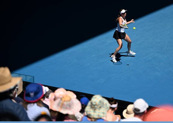 TENNIS AUSTRALIAN OPEN, Danielle Collins of the USA in action during her 4th round match against Elise Mertens of Belgium on Day 8 of the Australian Open, at Melbourne Park, in Melbourne, Monday, January 24, 2022. ( NO ARCHIVING, EDITORIAL USE ONLY, NO USE IN BOOKS WITHOUT CONSENT MELBOURNE VIC AUSTRALIA  Copyright: xDAVExHUNTx 20220124001616440532
