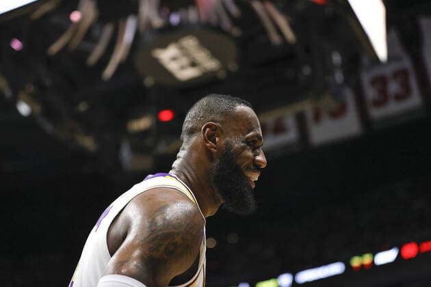 January 23, 2022, Miami, Florida, USA: Los Angeles Lakers forward LeBron James (6) talks with a Miami Heat player at the bench during the second quarter at the FTX Arena on Sunday, Jan. 23, 2022 in Miami. Miami USA - ZUMAm67_ 20220123_zaf_m67_029 Copyright: xDavidxSantiagox