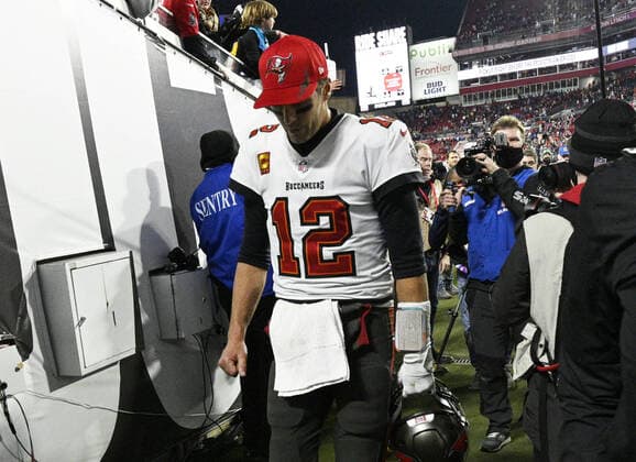 Bilder des Jahres 2022, Sport 01 Januar Sport Themen der Woche KW03 Tampa Bay Buccaneers quarterback Tom Brady leaves the field after a 30-27 loss to the Los Angeles Rams during their NFC Divisional playoff game at Raymond James Stadium in Tampa, Florida on Sunday, January 23, 2022.  TPA20220123190 STEVExNESIUS