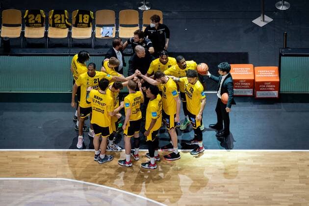 Basketball Berlin 23.01.2022 Saison 2021 2022 1. Bundesliga easyCredit BBL Alba Berlin - MHP Riesen Ludwigsburg John Patrick (Ludwigsburg, Trainer) mit seinem team