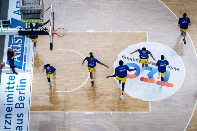 Basketball Berlin 23.01.2022 Saison 2021 2022 1. Bundesliga easyCredit BBL Alba Berlin - MHP Riesen Ludwigsburg warm up Team Alba Jaleen Smith (Alba Berlin, No.03) Christ Koumadje (Alba Berlin, No.21) Johannes Thiemann (Alba Berlin, No.32) und andere