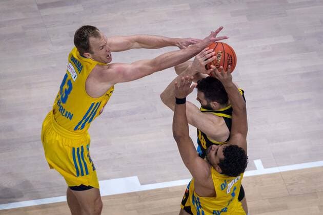 Basketball Berlin 23.01.2022 Saison 2021 2022 1. Bundesliga easyCredit BBL Alba Berlin - MHP Riesen Ludwigsburg Jonas Wohlfarth-Bottermann (Ludwigsburg, No.18) Luke Sikma (Alba Berlin, No.43) Oscar Da Silva (Alba Berlin, No.01)
