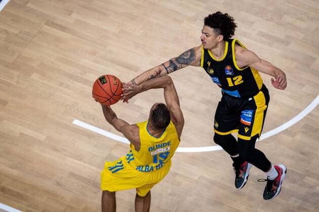 Basketball Berlin 23.01.2022 Saison 2021 2022 1. Bundesliga easyCredit BBL Alba Berlin - MHP Riesen Ludwigsburg Louis Olinde (Alba Berlin, No.19) Jonah Radebaugh (Ludwigsburg, No.12)