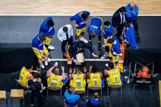 Basketball Berlin 23.01.2022 Saison 2021 2022 1. Bundesliga easyCredit BBL Alba Berlin - MHP Riesen Ludwigsburg Team Alba Auszeit Israel Gonzalez (Alba Berlin, Trainer) und andere