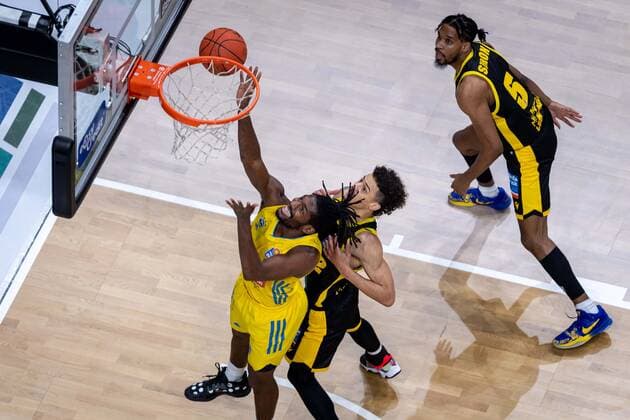 Basketball Berlin 23.01.2022 Saison 2021 2022 1. Bundesliga easyCredit BBL Alba Berlin - MHP Riesen Ludwigsburg Jaleen Smith (Alba Berlin, No.03) Jonah Radebaugh (Ludwigsburg, No.12) Justin Simon (Ludwigsburg, No.05) re.