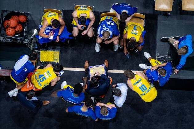 Basketball Berlin 23.01.2022 Saison 2021 2022 1. Bundesliga easyCredit BBL Alba Berlin - MHP Riesen Ludwigsburg Auszeit Team Alba Israel Gonzalez (Alba Berlin, Trainer) und andere