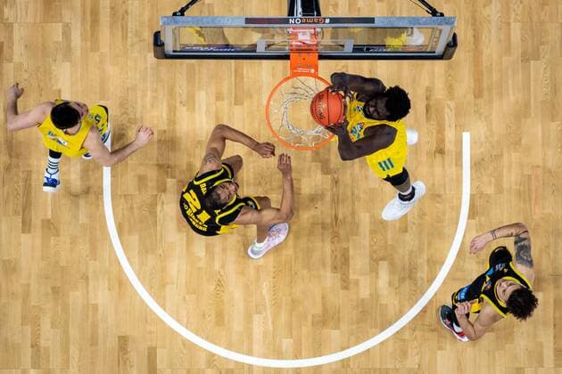 Basketball Berlin 23.01.2022 Saison 2021 2022 1. Bundesliga easyCredit BBL Alba Berlin - MHP Riesen Ludwigsburg Christ Koumadje (Alba Berlin, No.21) Tremmell Darden (Ludwigsburg, No.21)