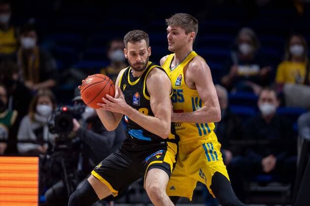 Basketball Berlin 23.01.2022 Saison 2021 2022 1. Bundesliga easyCredit BBL Alba Berlin - MHP Riesen Ludwigsburg Jonas Wohlfarth-Bottermann (Ludwigsburg, No.18) Ben Lammers (Alba Berlin, No.55)