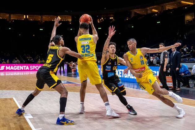 Basketball Berlin 23.01.2022 Saison 2021 2022 1. Bundesliga easyCredit BBL Alba Berlin - MHP Riesen Ludwigsburg Johannes Thiemann (Alba Berlin, No.32) Justin Simon (Ludwigsburg, No.05) Louis Olinde (Alba Berlin, No.19) Jonah Radebaugh (Ludwigsburg, No.12)