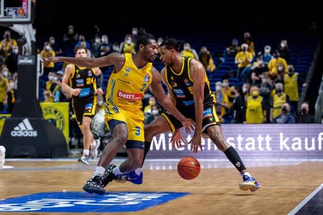 Basketball Berlin 23.01.2022 Saison 2021 2022 1. Bundesliga easyCredit BBL Alba Berlin - MHP Riesen Ludwigsburg Justin Simon (Ludwigsburg, No.05) Jaleen Smith (Alba Berlin, No.03)