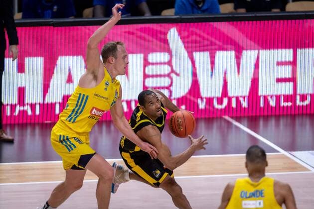 Basketball Berlin 23.01.2022 Saison 2021 2022 1. Bundesliga easyCredit BBL Alba Berlin - MHP Riesen Ludwigsburg Tremmell Darden (Ludwigsburg, No.21) Luke Sikma (Alba Berlin, No.43)