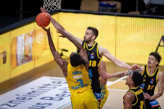 Basketball Berlin 23.01.2022 Saison 2021 2022 1. Bundesliga easyCredit BBL Alba Berlin - MHP Riesen Ludwigsburg Jaleen Smith (Alba Berlin, No.03) Jonas Wohlfarth-Bottermann (Ludwigsburg, No.18)
