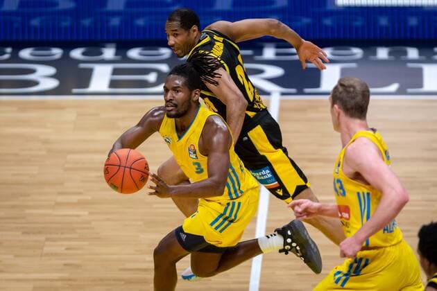 Basketball Berlin 23.01.2022 Saison 2021 2022 1. Bundesliga easyCredit BBL Alba Berlin - MHP Riesen Ludwigsburg Jaleen Smith (Alba Berlin, No.03) Tremmell Darden (Ludwigsburg, No.21) o. Luke Sikma (Alba Berlin, No.43) re.