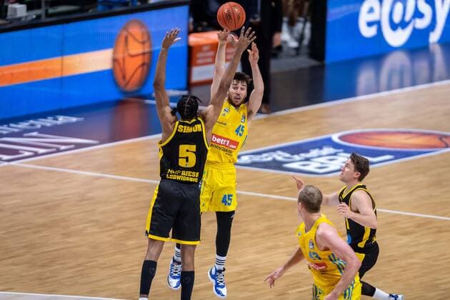 Basketball Berlin 23.01.2022 Saison 2021 2022 1. Bundesliga easyCredit BBL Alba Berlin - MHP Riesen Ludwigsburg Tamir Blatt (Alba Berlin, No.45) Justin Simon (Ludwigsburg, No.05)