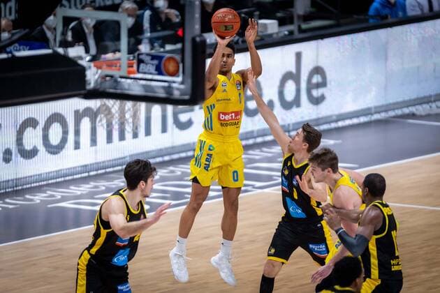 Basketball Berlin 23.01.2022 Saison 2021 2022 1. Bundesliga easyCredit BBL Alba Berlin - MHP Riesen Ludwigsburg Maodo Lo (Alba Berlin, No.00) Jordan Hulls (Ludwigsburg, No.01)