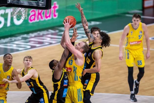 Basketball Berlin 23.01.2022 Saison 2021 2022 1. Bundesliga easyCredit BBL Alba Berlin - MHP Riesen Ludwigsburg Luke Sikma (Alba Berlin, No.43) Yorman Polas Bartolo (Ludwigsburg, No.13) Jonah Radebaugh (Ludwigsburg, No.12)