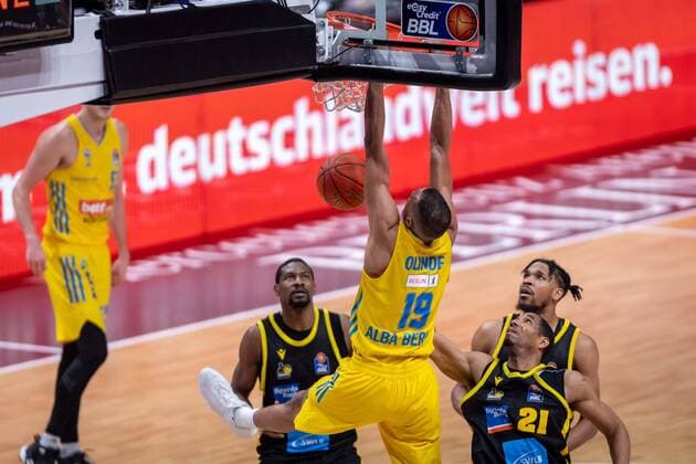 Basketball Berlin 23.01.2022 Saison 2021 2022 1. Bundesliga easyCredit BBL Alba Berlin - MHP Riesen Ludwigsburg Louis Olinde (Alba Berlin, No.19) Yorman Polas Bartolo (Ludwigsburg, No.13) Tremmell Darden (Ludwigsburg, No.21) Justin Simon (Ludwigsburg, No.05)