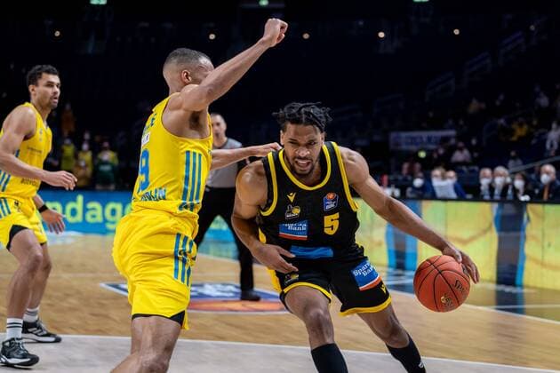 Basketball Berlin 23.01.2022 Saison 2021 2022 1. Bundesliga easyCredit BBL Alba Berlin - MHP Riesen Ludwigsburg Justin Simon (Ludwigsburg, No.05) Louis Olinde (Alba Berlin, No.19)