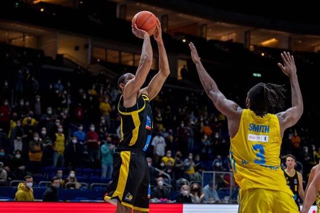 Basketball Berlin 23.01.2022 Saison 2021 2022 1. Bundesliga easyCredit BBL Alba Berlin - MHP Riesen Ludwigsburg Tremmell Darden (Ludwigsburg, No.21) Jaleen Smith (Alba Berlin, No.03) Wurf zu Sieg