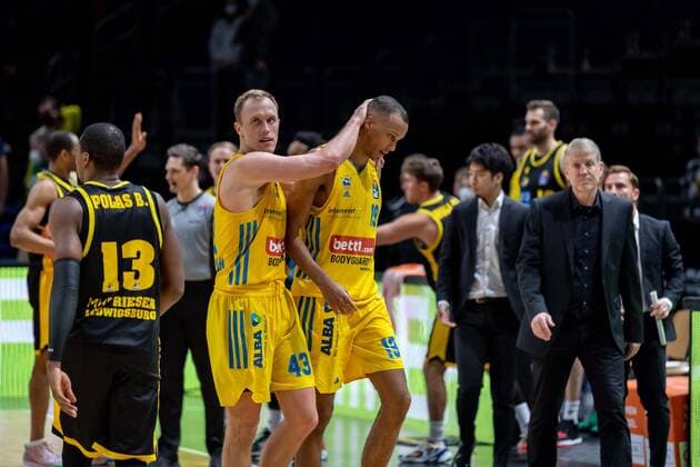 Basketball Berlin 23.01.2022 Saison 2021 2022 1. Bundesliga easyCredit BBL Alba Berlin - MHP Riesen Ludwigsburg Luke Sikma (Alba Berlin, No.43) tröstet Louis Olinde (Alba Berlin, No.19)