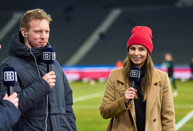 Laura WONTORRA, sports presenter, reporter, woman, moderator, TV, television, Trainer Julian Nagelsmann (FCB), team manager, headcoach, coach, in the match HERTHA BSC BERLIN - FC BAYERN MÜNCHEN 1-4 1.German Football League on Jan 23, 2022 in Berlin, Germany. Season 2021 2022, matchday 20, 1.Bundesliga, FCB, 20.Spieltag.