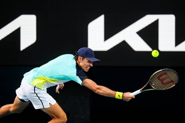 January 24, 2022, Melbourne, Victoria, Australia: MELBOURNE, AUSTRALIA - JANUARY 24: Alex de Minaur of Australia on his way to defeat against Jannik Sinner of Italy on day 8 of the 2022 Australian Open at Melbourne Park on January 24, 2022 in Melbourne, Australia. Melbourne Australia - ZUMAp121 20220124_zsp_p121_130 Copyright: xChrisxPutnamx