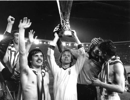 UEFA Pokal: Borussia Moenchengladbach - Roter Stern Belgrad 23.05.1979 v.l. Rudi Gores, Winfried Schaefer, Wolfgang Kneip und Wilfried Hannes mit dem UEFA-Cup