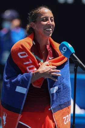 Madison Keys (USA) gibt TV Interview auf dem Platz nach dem Sieg Tennis - Australian Open 2022 - Grand Slam - Melbourne Park - Melbourne - Victoria - Australia - 25 January 2022. Copyright: xJuergenxHasenkopfx