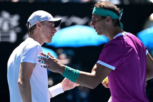 TENNIS AUSTRALIAN OPEN, Denis Shapovalov of Canada (left) and Rafael Nadal of Spain speak at the net during the Men?s singles quarterfinal match on Day 9 of the Australian Open, at Melbourne Park, in Melbourne, Tuesday, January 25, 2022. ( NO ARCHIVING, EDITORIAL USE ONLY, NO USE IN BOOKS WITHOUT CONSENT MELBOURNE VIC AUSTRALIA  Copyright: xDEANxLEWINSx 20220125001616812052