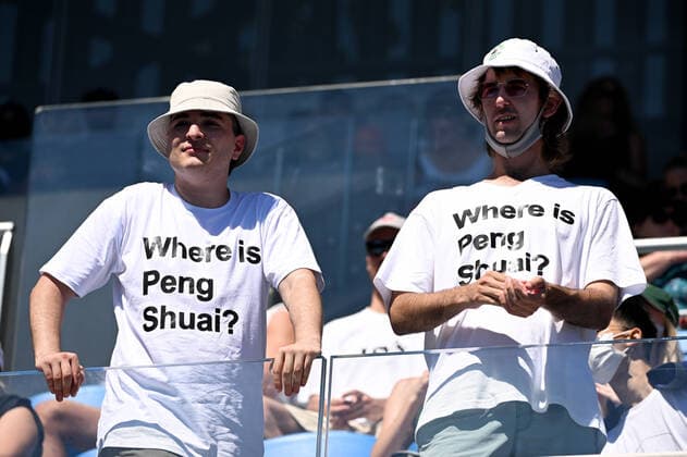 Bilder des Jahres 2022, Sport 01 Januar Sport Themen der Woche KW04 Sport Bilder des Tages TENNIS AUSTRALIAN OPEN, Spectators are seen in the crow ahead of the Men?s doubles quarterfinal match between Nick Kyrgios and Thanasi Kokkinakis of Australia and Tim Puetz of Germany and Michael Venus of New Zealand on Day 9 of the Australian Open, at Melbourne Park, in Melbourne, Tuesday, January 25, 2022. ( NO ARCHIVING, EDITORIAL USE ONLY, NO USE IN BOOKS WITHOUT CONSENT MELBOURNE VIC AUSTRALIA  Copyright: xDAVExHUNTx 20220125001616813630