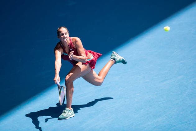 (220125) -- MELBOURNE, Jan. 25, 2022 -- Madison Keys of the United States competes during the women s singles quarterfinal match against Barbora Krejcikova of the Czech Republic at Australian Open in Melbourne, Australia, Jan. 25, 2022. (Photo by Xinhua) (SP)AUSTRALIA-MELBOURNE-TENNIS-AUSTRALIAN OPEN HuxJingchen 