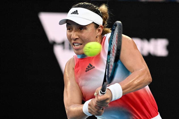 TENNIS AUSTRALIAN OPEN, Jessica Pegula of the USA plays a shot during her Women?s singles quarterfinal match against Ashleigh Barty of Australia on Day 9 of the Australian Open, at Melbourne Park, in Melbourne, Tuesday, January 25, 2022. ( NO ARCHIVING, EDITORIAL USE ONLY, NO USE IN BOOKS WITHOUT CONSENT MELBOURNE VIC AUSTRALIA  Copyright: xDAVExHUNTx 20220125001616859705