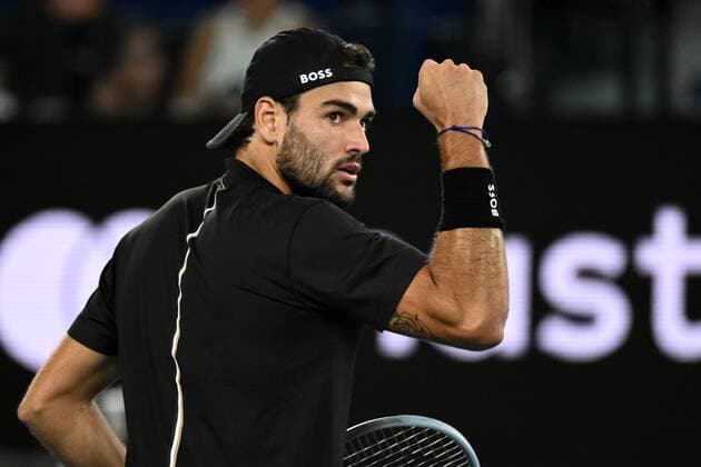 Mandatory Credit: Photo by James Gourley Shutterstock (12773752gu) Matteo Berrettini during his quarter-final match Australian Open, Day Nine, Tennis, Melbourne Park, Melbourne, Australia - 25 Jan 2022 Australian Open, Day Nine, Tennis, Melbourne Park, Melbourne, Australia - 25 Jan 2022 Copyright: xJamesxGourley Shutterstockx 12773752gu