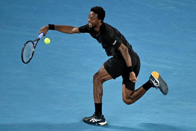 TENNIS AUSTRALIAN OPEN, Gael Monfils of France plays a shot during his Men?s singles quarterfinal match against Matteo Berrettini of Italy on Day 9 of the Australian Open, at Melbourne Park, in Melbourne, Tuesday, January 25, 2022. ( NO ARCHIVING, EDITORIAL USE ONLY, NO USE IN BOOKS WITHOUT CONSENT MELBOURNE VIC AUSTRALIA  Copyright: xDAVExHUNTx 20220125001616879428