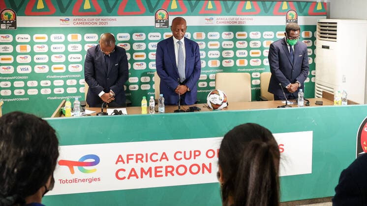 Bilder des Jahres 2022, Sport 01 Januar Sport Themen der Woche KW04 Sport Bilder des Tages YAOUNDE, CAMEROON - JANUARY 25: minute of silence observe by President of the Confederation of African Football Patrice Motsepe and General secretary Veron Mosengo-Omba during the press conference, PK, Pressekonferenz at Africa Cup on Nations regarding incident with fans before Cameroon and Comoros match on 24 01 2022 Press conference at Stade Ahmadou Ahidjo on January 25, 2022 in Yaounde, Ca press conference at Africa Cup on Nations regarding incident with fans before Cameroon and Comoros match Copyright: xSFx