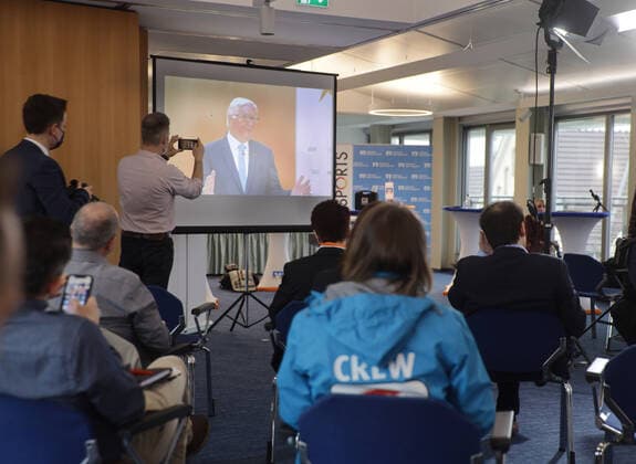 24.01.2022 Sachsen Anhalt Sachsen-Anhalt Foto: Halle Saale Bundespräsident Frank-Walter Steinmeier hat in Berlin die Sterne des Sports für das Jahr 2021 verliehen. Nominiert für den Goldenen Stern waren 17 Landessieger. Das Projekt Congrav new e.V. aus Halle wurde mit dem Großen Stern des Sports in Gold geehrt. live Übertragung in die Volksbankfiliae Külzstraße copyright Steffen Schellhorn, Der Fotograf übernimmt keine Haftung bei eventueller Verletzung von Rechten Dritter, Persönlichkeitsrechte sind zu wahren. Es gelten die Geschäftsbedingungen des Fotografen. Inhaltsverändernde Manipulation des Fotos nur nach ausdrücklicher Genehmigung des Fotografen. Verwendung nur mit Copyrightvermerk.