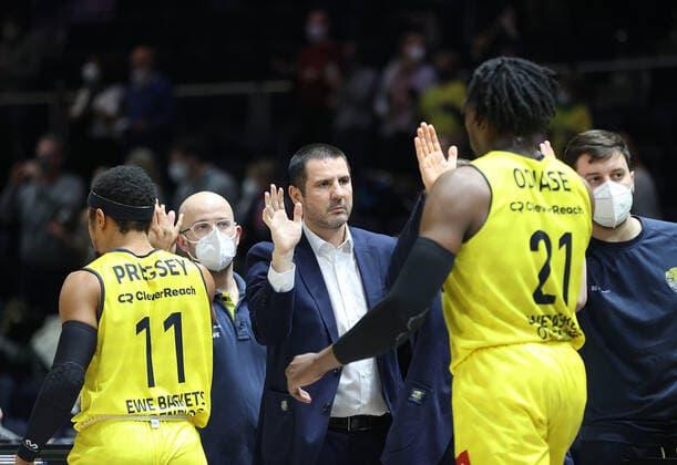 Headcoach Alen Abaz (EWE Baskets Oldenburg) klatscht mit Phil Pressey (EWE Baskets Oldenburg) und Tai Odiase (EWE Baskets Oldenburg) ab