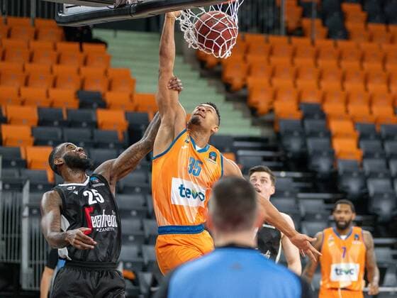 Jakarr Sampson (Virtus Bologna, 25), Karim Jallow (Ratiopharm Ulm 35), GER, Ratiopharm Ulm vs. Virtus Segafredo Bologna, Basketball, EuroCup, Group B, 7DAYS, Spielzeit 2021 2022, 25.01.2022, GER, Ratiopharm Ulm vs. Virtus Segafredo Bologna, Basketball, EuroCup, Group B, 7DAYS, Spielzeit 2021 2022, 25.01.2022 Ulm Copyright: xEibner-Pressefoto SaschaxWaltherx EP_EER