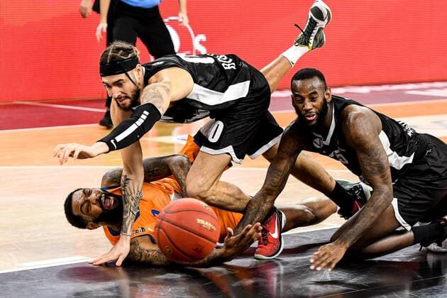 GER, EuroCup, ratiopharm ulm vs Virtus Segafredo Bologna 25.01.2022, ratiopharm arena, Neu-Ulm, GER, EuroCup, ratiopharm ulm vs Virtus Segafredo Bologna, im Bild verbissener Kampf um den Ball, Sindarius Thornwell (Ulm, 7), Isaia Cordinier (Bologna, 00), JaKarr Sampson (Bologna, 25)