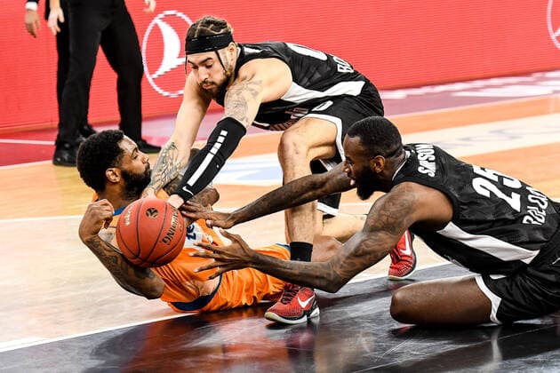 GER, EuroCup, ratiopharm ulm vs Virtus Segafredo Bologna 25.01.2022, ratiopharm arena, Neu-Ulm, GER, EuroCup, ratiopharm ulm vs Virtus Segafredo Bologna, im Bild verbissener Kampf um den Ball, Sindarius Thornwell (Ulm, 7), Isaia Cordinier (Bologna, 00), JaKarr Sampson (Bologna, 25)