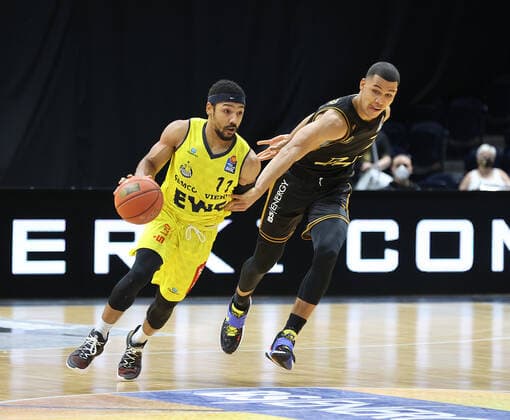 Sport Bilder des Tages Phil Pressey (EWE Baskets Oldenburg), Nicholas Tischler (Basketball Loewen Braunschweig)