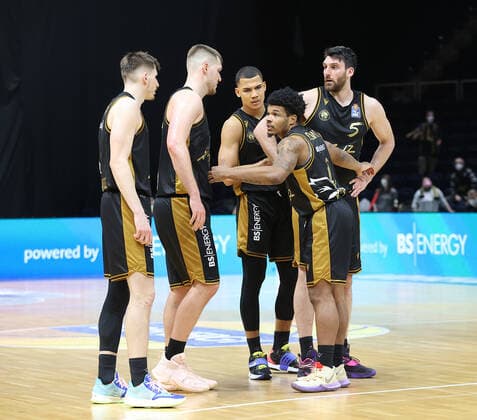 Tookie Brown (Basketball Loewen Braunschweig) gibt Anweisungen 0