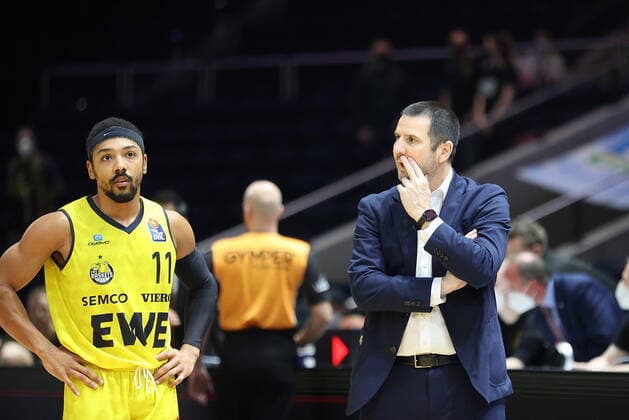 Phil Pressey (EWE Baskets Oldenburg), Headcoach Alen Abaz (EWE Baskets Oldenburg) nachdenklich