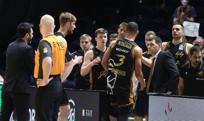 Nicholas Tischler (Basketball Loewen Braunschweig) muss nach technischem Foul das Feld verlassen
