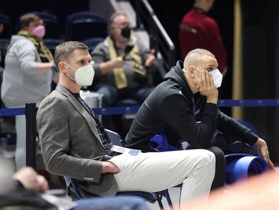Nils Mittmann und der verletzte Robin Amaize (Basketball Loewen Braunschweig)